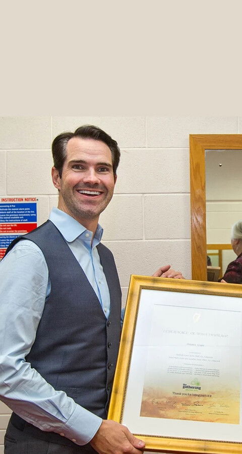 El padre de Jimmy Carr pide que le retiren un título honorífico a su hijo por chistes sobre su procedencia [ENG]