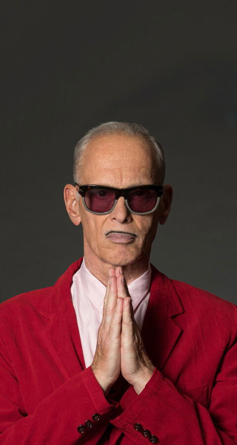 El director John Waters presenta su faceta cómica en Madrid con su show de stand-up 'Falso Positivo'. Joaquín Reyes será el maestro de ceremonias