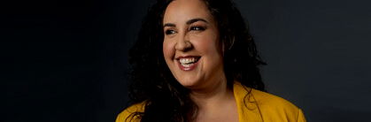 Eva Cabezas: Sirviendo Comedia