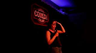Lucila Negretti probando texto en el Barcelona Comedy Club